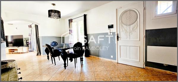 "Spacieuse villa avec piscine, cadre résidentiel prisé"