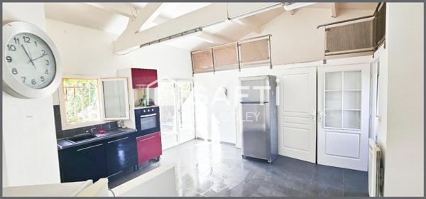 "Spacieuse villa avec piscine, cadre résidentiel prisé"