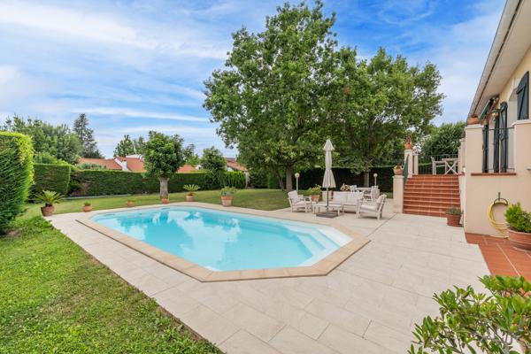 Maison Bourgeoise Avec Piscine et Garage