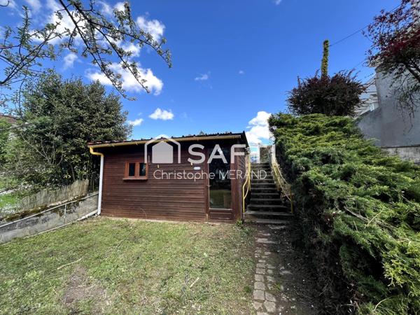 Dans le centre en bordure de rivière