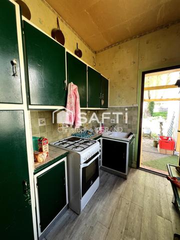 Dans le centre en bordure de rivière