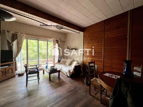 Dans le centre en bordure de rivière