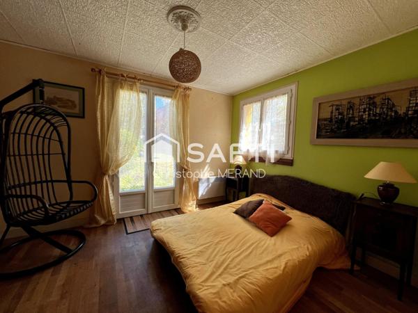 Dans le centre en bordure de rivière