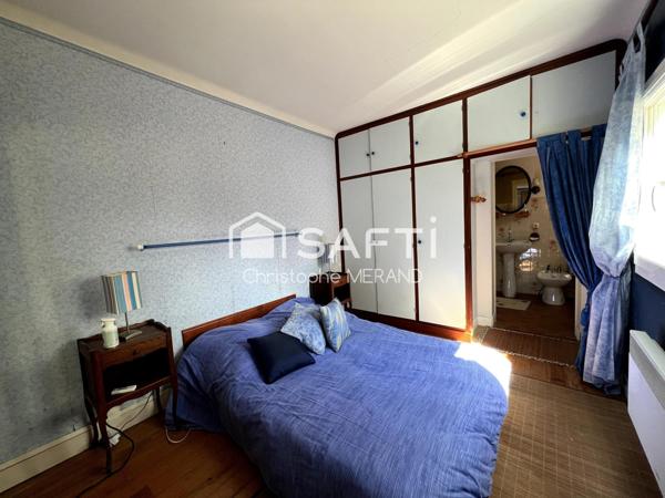 Dans le centre en bordure de rivière