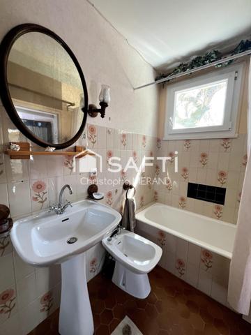 Dans le centre en bordure de rivière