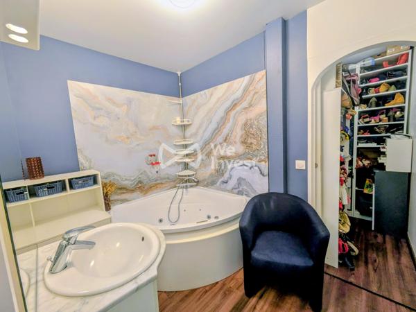Appartement 3 chambres , stationnement et cave