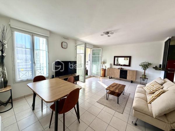 Appartement F2 état impeccable



Dans une copropriété sécurisée de 2010, découvrez ce charmant F2 de 45m2 situé au 2ᵉ étage avec ascenseur. L’entrée dessert un séjour lumineux ouvrant sur un balcon agréable, ainsi qu’une cuisine entièrement équipée et aménagée. La partie nuit se compose d’une chambre avec  sa  salle de bain (douche) et de WC séparés.
Une place de parking privé en sous sol complète le bien


Aucun travaux à prévoir, état irréprochable. Idéal pour un premier achat ou un investissement locatif.