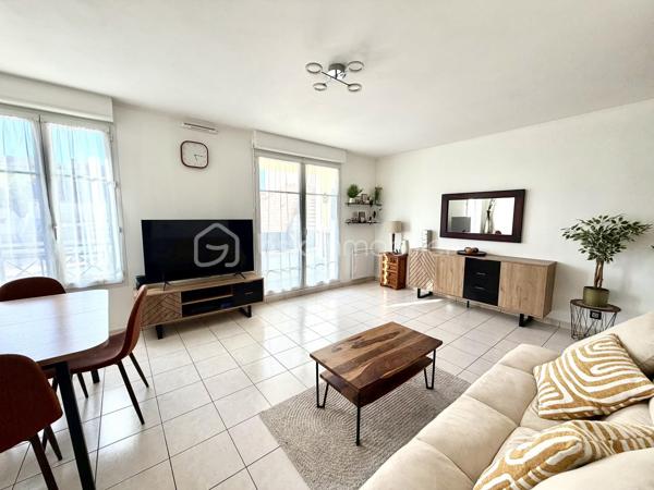 Appartement F2 état impeccable



Dans une copropriété sécurisée de 2010, découvrez ce charmant F2 de 45m2 situé au 2ᵉ étage avec ascenseur. L’entrée dessert un séjour lumineux ouvrant sur un balcon agréable, ainsi qu’une cuisine entièrement équipée et aménagée. La partie nuit se compose d’une chambre avec  sa  salle de bain (douche) et de WC séparés.
Une place de parking privé en sous sol complète le bien


Aucun travaux à prévoir, état irréprochable. Idéal pour un premier achat ou un investissement locatif.