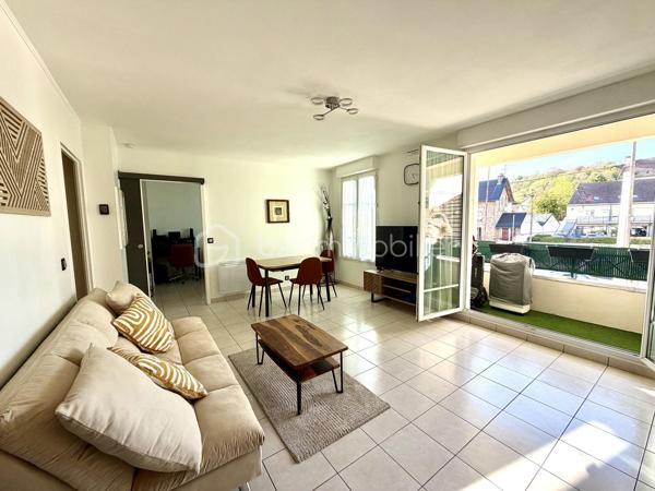 Appartement F2 état impeccable



Dans une copropriété sécurisée de 2010, découvrez ce charmant F2 de 45m2 situé au 2ᵉ étage avec ascenseur. L’entrée dessert un séjour lumineux ouvrant sur un balcon agréable, ainsi qu’une cuisine entièrement équipée et aménagée. La partie nuit se compose d’une chambre avec  sa  salle de bain (douche) et de WC séparés.
Une place de parking privé en sous sol complète le bien


Aucun travaux à prévoir, état irréprochable. Idéal pour un premier achat ou un investissement locatif.