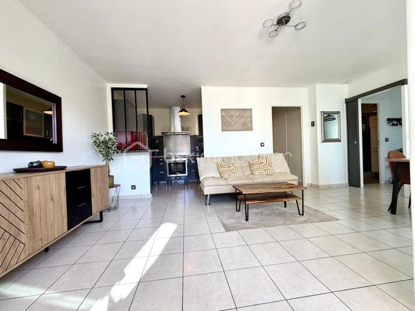 Appartement F2 état impeccable



Dans une copropriété sécurisée de 2010, découvrez ce charmant F2 de 45m2 situé au 2ᵉ étage avec ascenseur. L’entrée dessert un séjour lumineux ouvrant sur un balcon agréable, ainsi qu’une cuisine entièrement équipée et aménagée. La partie nuit se compose d’une chambre avec  sa  salle de bain (douche) et de WC séparés.
Une place de parking privé en sous sol complète le bien


Aucun travaux à prévoir, état irréprochable. Idéal pour un premier achat ou un investissement locatif.