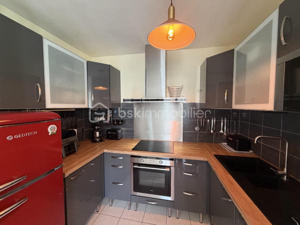 Appartement F2 état impeccable



Dans une copropriété sécurisée de 2010, découvrez ce charmant F2 de 45m2 situé au 2ᵉ étage avec ascenseur. L’entrée dessert un séjour lumineux ouvrant sur un balcon agréable, ainsi qu’une cuisine entièrement équipée et aménagée. La partie nuit se compose d’une chambre avec  sa  salle de bain (douche) et de WC séparés.
Une place de parking privé en sous sol complète le bien


Aucun travaux à prévoir, état irréprochable. Idéal pour un premier achat ou un investissement locatif.