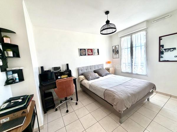 Appartement F2 état impeccable



Dans une copropriété sécurisée de 2010, découvrez ce charmant F2 de 45m2 situé au 2ᵉ étage avec ascenseur. L’entrée dessert un séjour lumineux ouvrant sur un balcon agréable, ainsi qu’une cuisine entièrement équipée et aménagée. La partie nuit se compose d’une chambre avec  sa  salle de bain (douche) et de WC séparés.
Une place de parking privé en sous sol complète le bien


Aucun travaux à prévoir, état irréprochable. Idéal pour un premier achat ou un investissement locatif.
