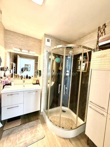 Appartement F2 état impeccable



Dans une copropriété sécurisée de 2010, découvrez ce charmant F2 de 45m2 situé au 2ᵉ étage avec ascenseur. L’entrée dessert un séjour lumineux ouvrant sur un balcon agréable, ainsi qu’une cuisine entièrement équipée et aménagée. La partie nuit se compose d’une chambre avec  sa  salle de bain (douche) et de WC séparés.
Une place de parking privé en sous sol complète le bien


Aucun travaux à prévoir, état irréprochable. Idéal pour un premier achat ou un investissement locatif.