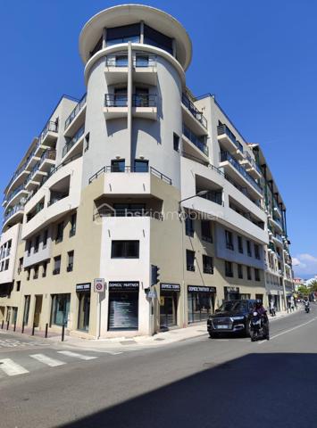 CANNES CENTRE - APPARTEMENT 2 PCES - 42M² - TERRASSE - 5 MIN A PIED DU COEUR DE LA RUE D'ANTIBES 
(English version below)
Dans une résidence de standing datant de 2011, Laurent Morin vous propose à la vente ce 2 pièces de 42m² entièrement climatisé et vendu meublé.
A quelques pas des commerces, restaurants et de la Croisette, le bien se compose comme suit :
-  Une pièce de vie avec cuisine ouverte qui ouvre sur une terrasse couverte plein Sud
- Une chambre avec rangements qui ouvre également sur la terrasse
- Un Salle de bain
- Un WC indépendant.
- Possibilité d'acquérir une place de parking en sous sol pour 35 000€.
Son emplacement exceptionnel (300m rue d'Antibes) proche de toutes les commodités et plages en fait une parfaite résidence secondaire ou investissement locatif. Aucun travaux à prévoir.
Charges : 1440€ / an (120€ /mois)
Taxe foncière : 885€
Contactez moi 7j/7 et 24h/24 pour plus d'informations et programmer une visite.
A noter : Certaines images de la terrasse ont été améliorées par intelligence artificielle afin d'aider d'avoir une idée plus précise du potentiel du bien.
-----

CANNES CITY CENTER – 1-BEDROOM APARTMENT – 42M² – TERRACE – 5-MIN WALK FROM RUE D'ANTIBES

In a nice residence built in 2011, Laurent Morin presents this 42m² fully air-conditioned and furnished 1-bedroom apartment for sale.
Just a few minutes from shops, restaurants, and La Croisette, the property is laid out as follows:
- A living room with open-plan kitchen opening onto a south-facing covered terrace
- A bedroom with built-in storage, also opening onto the terrace
- A bathroom
- A separate WC
- Option to purchase a basement parking space for €35,000
Its exceptional location, close to all amenities and the beach, makes it an ideal second home or rental investment. No renovation needed.
Service charges: €1,440 / year (€120 / month)
Property tax: €885

Contact me 24/7 for more information or to schedule a viewing.