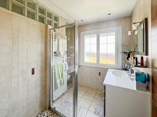 Maison T5 parfaitement entretenue avec piscine