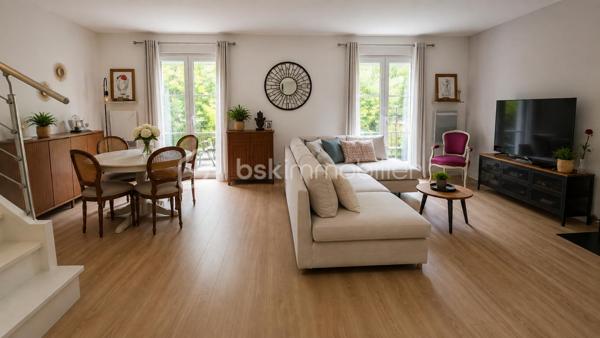 Au CALME et proche commodités, venez visiter cette charmante maison mitoyenne de 105 m2 habitable - 120 m2 au sol ! 

Au RDC large entrée, petite salle d'eau avec WC, accès à la buanderie et au garage et cuisine équipée OUVERTE sur un gand séjour LUMINEUX de 30 m2 environ. Terrasse et jardin avec un horizon verdoyant ! 

A l'étage,  grand palier dessert 4 chambres, WC et SDB. Combles aménageables. 

Un cadre exceptionnel.  Une maison parfaitement tenue et au goût du jour. AUCUN TRAVAUX A PRÉVOIR. Des volumes confortables et des prestations récentes : double vitrage PVC, volets roulants électriques,  ballon d'eau chaude neuf, poêle à bois 2019, 

En plus du garage attenant, deux places de parking privative devant la maison.  

Un produit "clés en main" à ne pas manquer ! A deux minutes des commerces et écoles.