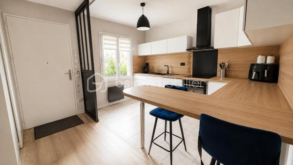 Au CALME et proche commodités, venez visiter cette charmante maison mitoyenne de 105 m2 habitable - 120 m2 au sol ! 

Au RDC large entrée, petite salle d'eau avec WC, accès à la buanderie et au garage et cuisine équipée OUVERTE sur un gand séjour LUMINEUX de 30 m2 environ. Terrasse et jardin avec un horizon verdoyant ! 

A l'étage,  grand palier dessert 4 chambres, WC et SDB. Combles aménageables. 

Un cadre exceptionnel.  Une maison parfaitement tenue et au goût du jour. AUCUN TRAVAUX A PRÉVOIR. Des volumes confortables et des prestations récentes : double vitrage PVC, volets roulants électriques,  ballon d'eau chaude neuf, poêle à bois 2019, 

En plus du garage attenant, deux places de parking privative devant la maison.  

Un produit "clés en main" à ne pas manquer ! A deux minutes des commerces et écoles.