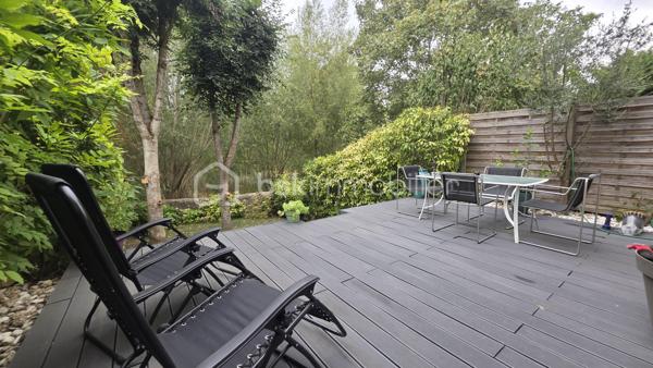 Au CALME et proche commodités, venez visiter cette charmante maison mitoyenne de 105 m2 habitable - 120 m2 au sol ! 

Au RDC large entrée, petite salle d'eau avec WC, accès à la buanderie et au garage et cuisine équipée OUVERTE sur un gand séjour LUMINEUX de 30 m2 environ. Terrasse et jardin avec un horizon verdoyant ! 

A l'étage,  grand palier dessert 4 chambres, WC et SDB. Combles aménageables. 

Un cadre exceptionnel.  Une maison parfaitement tenue et au goût du jour. AUCUN TRAVAUX A PRÉVOIR. Des volumes confortables et des prestations récentes : double vitrage PVC, volets roulants électriques,  ballon d'eau chaude neuf, poêle à bois 2019, 

En plus du garage attenant, deux places de parking privative devant la maison.  

Un produit "clés en main" à ne pas manquer ! A deux minutes des commerces et écoles.
