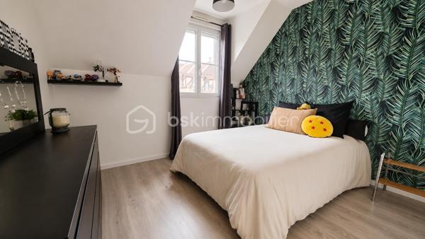 Au CALME et proche commodités, venez visiter cette charmante maison mitoyenne de 105 m2 habitable - 120 m2 au sol ! 

Au RDC large entrée, petite salle d'eau avec WC, accès à la buanderie et au garage et cuisine équipée OUVERTE sur un gand séjour LUMINEUX de 30 m2 environ. Terrasse et jardin avec un horizon verdoyant ! 

A l'étage,  grand palier dessert 4 chambres, WC et SDB. Combles aménageables. 

Un cadre exceptionnel.  Une maison parfaitement tenue et au goût du jour. AUCUN TRAVAUX A PRÉVOIR. Des volumes confortables et des prestations récentes : double vitrage PVC, volets roulants électriques,  ballon d'eau chaude neuf, poêle à bois 2019, 

En plus du garage attenant, deux places de parking privative devant la maison.  

Un produit "clés en main" à ne pas manquer ! A deux minutes des commerces et écoles.