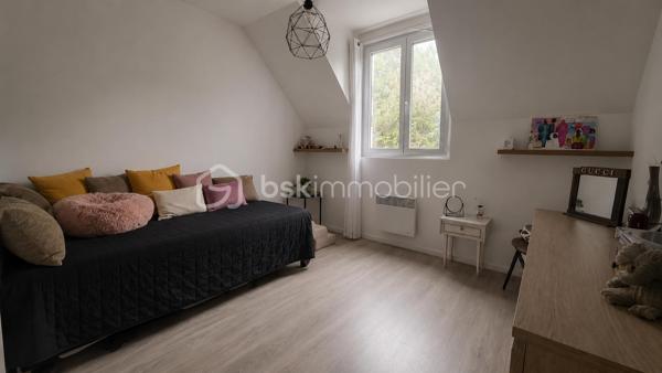Au CALME et proche commodités, venez visiter cette charmante maison mitoyenne de 105 m2 habitable - 120 m2 au sol ! 

Au RDC large entrée, petite salle d'eau avec WC, accès à la buanderie et au garage et cuisine équipée OUVERTE sur un gand séjour LUMINEUX de 30 m2 environ. Terrasse et jardin avec un horizon verdoyant ! 

A l'étage,  grand palier dessert 4 chambres, WC et SDB. Combles aménageables. 

Un cadre exceptionnel.  Une maison parfaitement tenue et au goût du jour. AUCUN TRAVAUX A PRÉVOIR. Des volumes confortables et des prestations récentes : double vitrage PVC, volets roulants électriques,  ballon d'eau chaude neuf, poêle à bois 2019, 

En plus du garage attenant, deux places de parking privative devant la maison.  

Un produit "clés en main" à ne pas manquer ! A deux minutes des commerces et écoles.