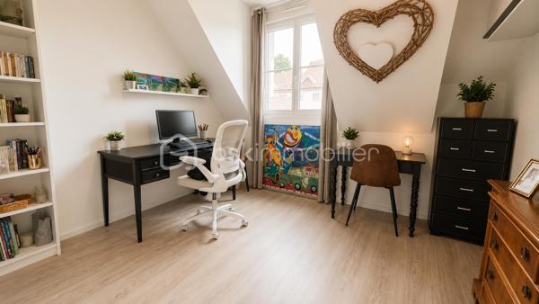 Au CALME et proche commodités, venez visiter cette charmante maison mitoyenne de 105 m2 habitable - 120 m2 au sol ! 

Au RDC large entrée, petite salle d'eau avec WC, accès à la buanderie et au garage et cuisine équipée OUVERTE sur un gand séjour LUMINEUX de 30 m2 environ. Terrasse et jardin avec un horizon verdoyant ! 

A l'étage,  grand palier dessert 4 chambres, WC et SDB. Combles aménageables. 

Un cadre exceptionnel.  Une maison parfaitement tenue et au goût du jour. AUCUN TRAVAUX A PRÉVOIR. Des volumes confortables et des prestations récentes : double vitrage PVC, volets roulants électriques,  ballon d'eau chaude neuf, poêle à bois 2019, 

En plus du garage attenant, deux places de parking privative devant la maison.  

Un produit "clés en main" à ne pas manquer ! A deux minutes des commerces et écoles.