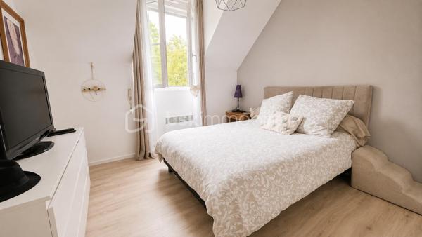 Au CALME et proche commodités, venez visiter cette charmante maison mitoyenne de 105 m2 habitable - 120 m2 au sol ! 

Au RDC large entrée, petite salle d'eau avec WC, accès à la buanderie et au garage et cuisine équipée OUVERTE sur un gand séjour LUMINEUX de 30 m2 environ. Terrasse et jardin avec un horizon verdoyant ! 

A l'étage,  grand palier dessert 4 chambres, WC et SDB. Combles aménageables. 

Un cadre exceptionnel.  Une maison parfaitement tenue et au goût du jour. AUCUN TRAVAUX A PRÉVOIR. Des volumes confortables et des prestations récentes : double vitrage PVC, volets roulants électriques,  ballon d'eau chaude neuf, poêle à bois 2019, 

En plus du garage attenant, deux places de parking privative devant la maison.  

Un produit "clés en main" à ne pas manquer ! A deux minutes des commerces et écoles.
