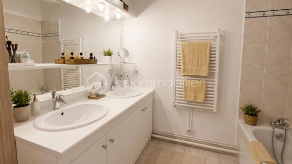 Au CALME et proche commodités, venez visiter cette charmante maison mitoyenne de 105 m2 habitable - 120 m2 au sol ! 

Au RDC large entrée, petite salle d'eau avec WC, accès à la buanderie et au garage et cuisine équipée OUVERTE sur un gand séjour LUMINEUX de 30 m2 environ. Terrasse et jardin avec un horizon verdoyant ! 

A l'étage,  grand palier dessert 4 chambres, WC et SDB. Combles aménageables. 

Un cadre exceptionnel.  Une maison parfaitement tenue et au goût du jour. AUCUN TRAVAUX A PRÉVOIR. Des volumes confortables et des prestations récentes : double vitrage PVC, volets roulants électriques,  ballon d'eau chaude neuf, poêle à bois 2019, 

En plus du garage attenant, deux places de parking privative devant la maison.  

Un produit "clés en main" à ne pas manquer ! A deux minutes des commerces et écoles.