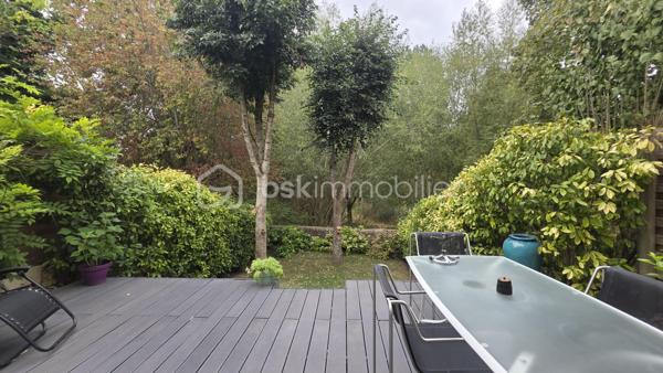 Au CALME et proche commodités, venez visiter cette charmante maison mitoyenne de 105 m2 habitable - 120 m2 au sol ! 

Au RDC large entrée, petite salle d'eau avec WC, accès à la buanderie et au garage et cuisine équipée OUVERTE sur un gand séjour LUMINEUX de 30 m2 environ. Terrasse et jardin avec un horizon verdoyant ! 

A l'étage,  grand palier dessert 4 chambres, WC et SDB. Combles aménageables. 

Un cadre exceptionnel.  Une maison parfaitement tenue et au goût du jour. AUCUN TRAVAUX A PRÉVOIR. Des volumes confortables et des prestations récentes : double vitrage PVC, volets roulants électriques,  ballon d'eau chaude neuf, poêle à bois 2019, 

En plus du garage attenant, deux places de parking privative devant la maison.  

Un produit "clés en main" à ne pas manquer ! A deux minutes des commerces et écoles.
