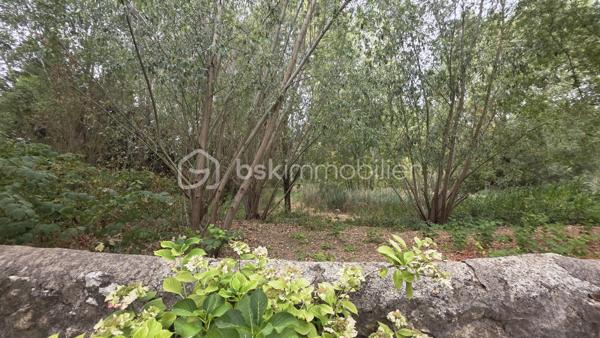 Au CALME et proche commodités, venez visiter cette charmante maison mitoyenne de 105 m2 habitable - 120 m2 au sol ! 

Au RDC large entrée, petite salle d'eau avec WC, accès à la buanderie et au garage et cuisine équipée OUVERTE sur un gand séjour LUMINEUX de 30 m2 environ. Terrasse et jardin avec un horizon verdoyant ! 

A l'étage,  grand palier dessert 4 chambres, WC et SDB. Combles aménageables. 

Un cadre exceptionnel.  Une maison parfaitement tenue et au goût du jour. AUCUN TRAVAUX A PRÉVOIR. Des volumes confortables et des prestations récentes : double vitrage PVC, volets roulants électriques,  ballon d'eau chaude neuf, poêle à bois 2019, 

En plus du garage attenant, deux places de parking privative devant la maison.  

Un produit "clés en main" à ne pas manquer ! A deux minutes des commerces et écoles.