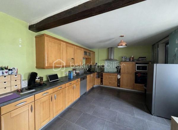 Découvrez cette maison de 122 m² habitable sur une parcelle de 421 m1 située sur la commune de Chauffry à 8 min de Coulommiers offrant un cadre de vie à la fois authentique et confortable. Située dans un environnement agréable, cette demeure propose cinq pièces lumineuses et généreusement dimensionnées, avec un agencement idéal pour ceux qui aspirent à l'espace et au confort.

Au rez-de-chaussée vous serez accueilli par une grande cuisine équipée aménagée d'environ 23 m2 avec dans son prolongement un salon de 18 m2 et son poêle à bois.
Un chaufferie, une buanderie, un WC,  ainsi qu'un bureau complète ce RDC idéal pour le télé-travail

L'étage un couloir dessert une chambre avec sa cabine de douche et un lavabo d'environ 15 m2, une 2ième chambre d'environ 10 m2, une suite parentale avec sa salle d'eau et WC d'environ 20 m2 et une pièce pouvant servir de dressing, bureau ou 4ième chambre d'environ 11 m2. Pour compléter cet étage une salle de bain avec baignoire à finir d'aménager

À l'extérieur, profitez d'un charmant jardin avec terrasse sur un terrain de 420 m², idéal pour les repas d'été, les moments de détente ou les jeux des enfants. 
Plusieurs places de stationnement avec un abri pour le bois viennent compléter ce bien. Un cadre de vie agréable, alliant confort, fonctionnalité et convivialité.

Situation géographique :
- Arrêt bus à 80m avec ramassage scolaire
- Ecole élémentaire à 600m
- Arrêt de bus à 600m pour la Gare de Coulommiers en 12 min
Ligne P direction Paris Gare de l'Est / Bus direction Chessy Marne la Vallée RER A 

Vous serez séduit par l'emplacement au calme mais avantageux non loin de toutes commodités – commerces, écoles, et services sont à votre portée.

Cette maison est idéale pour ceux qui recherchent un bien à la fois spacieux et à forte personnalité, pour accueillir famille et amis dans un cadre unique. 
N'hésitez pas, ce bijou du passé et du présent vous attend pour écrire son futur. Contactez Stephanie VISINI pour une visite privée !