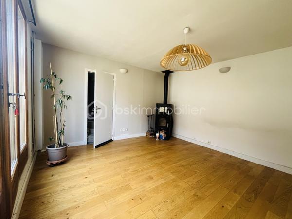 Découvrez cette maison de 122 m² habitable sur une parcelle de 421 m1 située sur la commune de Chauffry à 8 min de Coulommiers offrant un cadre de vie à la fois authentique et confortable. Située dans un environnement agréable, cette demeure propose cinq pièces lumineuses et généreusement dimensionnées, avec un agencement idéal pour ceux qui aspirent à l'espace et au confort.

Au rez-de-chaussée vous serez accueilli par une grande cuisine équipée aménagée d'environ 23 m2 avec dans son prolongement un salon de 18 m2 et son poêle à bois.
Un chaufferie, une buanderie, un WC,  ainsi qu'un bureau complète ce RDC idéal pour le télé-travail

L'étage un couloir dessert une chambre avec sa cabine de douche et un lavabo d'environ 15 m2, une 2ième chambre d'environ 10 m2, une suite parentale avec sa salle d'eau et WC d'environ 20 m2 et une pièce pouvant servir de dressing, bureau ou 4ième chambre d'environ 11 m2. Pour compléter cet étage une salle de bain avec baignoire à finir d'aménager

À l'extérieur, profitez d'un charmant jardin avec terrasse sur un terrain de 420 m², idéal pour les repas d'été, les moments de détente ou les jeux des enfants. 
Plusieurs places de stationnement avec un abri pour le bois viennent compléter ce bien. Un cadre de vie agréable, alliant confort, fonctionnalité et convivialité.

Situation géographique :
- Arrêt bus à 80m avec ramassage scolaire
- Ecole élémentaire à 600m
- Arrêt de bus à 600m pour la Gare de Coulommiers en 12 min
Ligne P direction Paris Gare de l'Est / Bus direction Chessy Marne la Vallée RER A 

Vous serez séduit par l'emplacement au calme mais avantageux non loin de toutes commodités – commerces, écoles, et services sont à votre portée.

Cette maison est idéale pour ceux qui recherchent un bien à la fois spacieux et à forte personnalité, pour accueillir famille et amis dans un cadre unique. 
N'hésitez pas, ce bijou du passé et du présent vous attend pour écrire son futur. Contactez Stephanie VISINI pour une visite privée !