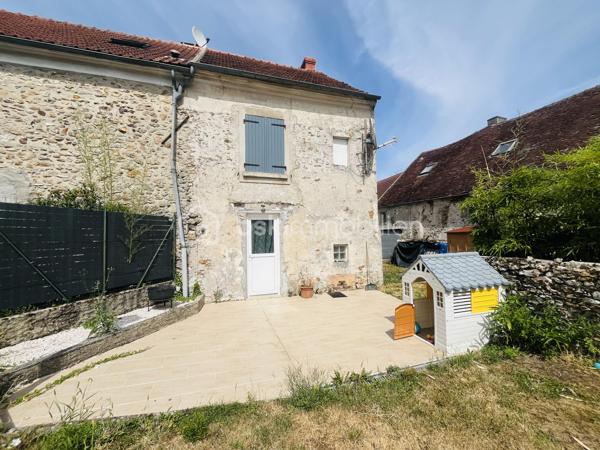 Découvrez cette maison de 122 m² habitable sur une parcelle de 421 m1 située sur la commune de Chauffry à 8 min de Coulommiers offrant un cadre de vie à la fois authentique et confortable. Située dans un environnement agréable, cette demeure propose cinq pièces lumineuses et généreusement dimensionnées, avec un agencement idéal pour ceux qui aspirent à l'espace et au confort.

Au rez-de-chaussée vous serez accueilli par une grande cuisine équipée aménagée d'environ 23 m2 avec dans son prolongement un salon de 18 m2 et son poêle à bois.
Un chaufferie, une buanderie, un WC,  ainsi qu'un bureau complète ce RDC idéal pour le télé-travail

L'étage un couloir dessert une chambre avec sa cabine de douche et un lavabo d'environ 15 m2, une 2ième chambre d'environ 10 m2, une suite parentale avec sa salle d'eau et WC d'environ 20 m2 et une pièce pouvant servir de dressing, bureau ou 4ième chambre d'environ 11 m2. Pour compléter cet étage une salle de bain avec baignoire à finir d'aménager

À l'extérieur, profitez d'un charmant jardin avec terrasse sur un terrain de 420 m², idéal pour les repas d'été, les moments de détente ou les jeux des enfants. 
Plusieurs places de stationnement avec un abri pour le bois viennent compléter ce bien. Un cadre de vie agréable, alliant confort, fonctionnalité et convivialité.

Situation géographique :
- Arrêt bus à 80m avec ramassage scolaire
- Ecole élémentaire à 600m
- Arrêt de bus à 600m pour la Gare de Coulommiers en 12 min
Ligne P direction Paris Gare de l'Est / Bus direction Chessy Marne la Vallée RER A 

Vous serez séduit par l'emplacement au calme mais avantageux non loin de toutes commodités – commerces, écoles, et services sont à votre portée.

Cette maison est idéale pour ceux qui recherchent un bien à la fois spacieux et à forte personnalité, pour accueillir famille et amis dans un cadre unique. 
N'hésitez pas, ce bijou du passé et du présent vous attend pour écrire son futur. Contactez Stephanie VISINI pour une visite privée !