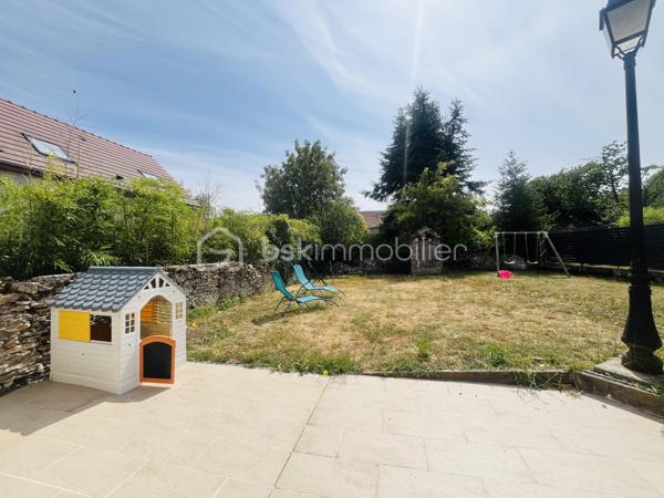 Découvrez cette maison de 122 m² habitable sur une parcelle de 421 m1 située sur la commune de Chauffry à 8 min de Coulommiers offrant un cadre de vie à la fois authentique et confortable. Située dans un environnement agréable, cette demeure propose cinq pièces lumineuses et généreusement dimensionnées, avec un agencement idéal pour ceux qui aspirent à l'espace et au confort.

Au rez-de-chaussée vous serez accueilli par une grande cuisine équipée aménagée d'environ 23 m2 avec dans son prolongement un salon de 18 m2 et son poêle à bois.
Un chaufferie, une buanderie, un WC,  ainsi qu'un bureau complète ce RDC idéal pour le télé-travail

L'étage un couloir dessert une chambre avec sa cabine de douche et un lavabo d'environ 15 m2, une 2ième chambre d'environ 10 m2, une suite parentale avec sa salle d'eau et WC d'environ 20 m2 et une pièce pouvant servir de dressing, bureau ou 4ième chambre d'environ 11 m2. Pour compléter cet étage une salle de bain avec baignoire à finir d'aménager

À l'extérieur, profitez d'un charmant jardin avec terrasse sur un terrain de 420 m², idéal pour les repas d'été, les moments de détente ou les jeux des enfants. 
Plusieurs places de stationnement avec un abri pour le bois viennent compléter ce bien. Un cadre de vie agréable, alliant confort, fonctionnalité et convivialité.

Situation géographique :
- Arrêt bus à 80m avec ramassage scolaire
- Ecole élémentaire à 600m
- Arrêt de bus à 600m pour la Gare de Coulommiers en 12 min
Ligne P direction Paris Gare de l'Est / Bus direction Chessy Marne la Vallée RER A 

Vous serez séduit par l'emplacement au calme mais avantageux non loin de toutes commodités – commerces, écoles, et services sont à votre portée.

Cette maison est idéale pour ceux qui recherchent un bien à la fois spacieux et à forte personnalité, pour accueillir famille et amis dans un cadre unique. 
N'hésitez pas, ce bijou du passé et du présent vous attend pour écrire son futur. Contactez Stephanie VISINI pour une visite privée !