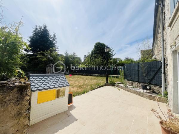 Découvrez cette maison de 122 m² habitable sur une parcelle de 421 m1 située sur la commune de Chauffry à 8 min de Coulommiers offrant un cadre de vie à la fois authentique et confortable. Située dans un environnement agréable, cette demeure propose cinq pièces lumineuses et généreusement dimensionnées, avec un agencement idéal pour ceux qui aspirent à l'espace et au confort.

Au rez-de-chaussée vous serez accueilli par une grande cuisine équipée aménagée d'environ 23 m2 avec dans son prolongement un salon de 18 m2 et son poêle à bois.
Un chaufferie, une buanderie, un WC,  ainsi qu'un bureau complète ce RDC idéal pour le télé-travail

L'étage un couloir dessert une chambre avec sa cabine de douche et un lavabo d'environ 15 m2, une 2ième chambre d'environ 10 m2, une suite parentale avec sa salle d'eau et WC d'environ 20 m2 et une pièce pouvant servir de dressing, bureau ou 4ième chambre d'environ 11 m2. Pour compléter cet étage une salle de bain avec baignoire à finir d'aménager

À l'extérieur, profitez d'un charmant jardin avec terrasse sur un terrain de 420 m², idéal pour les repas d'été, les moments de détente ou les jeux des enfants. 
Plusieurs places de stationnement avec un abri pour le bois viennent compléter ce bien. Un cadre de vie agréable, alliant confort, fonctionnalité et convivialité.

Situation géographique :
- Arrêt bus à 80m avec ramassage scolaire
- Ecole élémentaire à 600m
- Arrêt de bus à 600m pour la Gare de Coulommiers en 12 min
Ligne P direction Paris Gare de l'Est / Bus direction Chessy Marne la Vallée RER A 

Vous serez séduit par l'emplacement au calme mais avantageux non loin de toutes commodités – commerces, écoles, et services sont à votre portée.

Cette maison est idéale pour ceux qui recherchent un bien à la fois spacieux et à forte personnalité, pour accueillir famille et amis dans un cadre unique. 
N'hésitez pas, ce bijou du passé et du présent vous attend pour écrire son futur. Contactez Stephanie VISINI pour une visite privée !