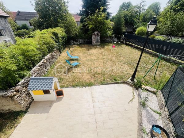 Découvrez cette maison de 122 m² habitable sur une parcelle de 421 m1 située sur la commune de Chauffry à 8 min de Coulommiers offrant un cadre de vie à la fois authentique et confortable. Située dans un environnement agréable, cette demeure propose cinq pièces lumineuses et généreusement dimensionnées, avec un agencement idéal pour ceux qui aspirent à l'espace et au confort.

Au rez-de-chaussée vous serez accueilli par une grande cuisine équipée aménagée d'environ 23 m2 avec dans son prolongement un salon de 18 m2 et son poêle à bois.
Un chaufferie, une buanderie, un WC,  ainsi qu'un bureau complète ce RDC idéal pour le télé-travail

L'étage un couloir dessert une chambre avec sa cabine de douche et un lavabo d'environ 15 m2, une 2ième chambre d'environ 10 m2, une suite parentale avec sa salle d'eau et WC d'environ 20 m2 et une pièce pouvant servir de dressing, bureau ou 4ième chambre d'environ 11 m2. Pour compléter cet étage une salle de bain avec baignoire à finir d'aménager

À l'extérieur, profitez d'un charmant jardin avec terrasse sur un terrain de 420 m², idéal pour les repas d'été, les moments de détente ou les jeux des enfants. 
Plusieurs places de stationnement avec un abri pour le bois viennent compléter ce bien. Un cadre de vie agréable, alliant confort, fonctionnalité et convivialité.

Situation géographique :
- Arrêt bus à 80m avec ramassage scolaire
- Ecole élémentaire à 600m
- Arrêt de bus à 600m pour la Gare de Coulommiers en 12 min
Ligne P direction Paris Gare de l'Est / Bus direction Chessy Marne la Vallée RER A 

Vous serez séduit par l'emplacement au calme mais avantageux non loin de toutes commodités – commerces, écoles, et services sont à votre portée.

Cette maison est idéale pour ceux qui recherchent un bien à la fois spacieux et à forte personnalité, pour accueillir famille et amis dans un cadre unique. 
N'hésitez pas, ce bijou du passé et du présent vous attend pour écrire son futur. Contactez Stephanie VISINI pour une visite privée !