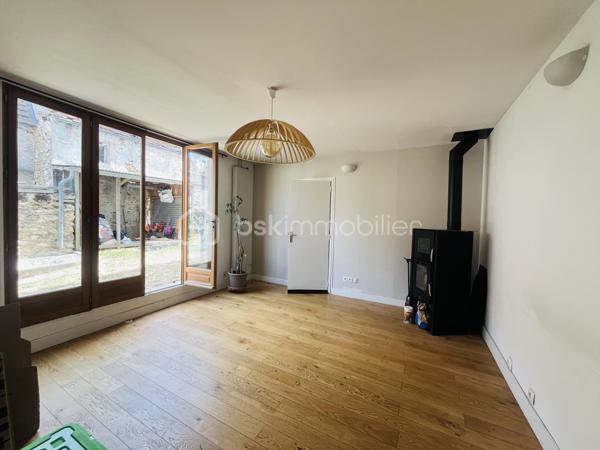 Découvrez cette maison de 122 m² habitable sur une parcelle de 421 m1 située sur la commune de Chauffry à 8 min de Coulommiers offrant un cadre de vie à la fois authentique et confortable. Située dans un environnement agréable, cette demeure propose cinq pièces lumineuses et généreusement dimensionnées, avec un agencement idéal pour ceux qui aspirent à l'espace et au confort.

Au rez-de-chaussée vous serez accueilli par une grande cuisine équipée aménagée d'environ 23 m2 avec dans son prolongement un salon de 18 m2 et son poêle à bois.
Un chaufferie, une buanderie, un WC,  ainsi qu'un bureau complète ce RDC idéal pour le télé-travail

L'étage un couloir dessert une chambre avec sa cabine de douche et un lavabo d'environ 15 m2, une 2ième chambre d'environ 10 m2, une suite parentale avec sa salle d'eau et WC d'environ 20 m2 et une pièce pouvant servir de dressing, bureau ou 4ième chambre d'environ 11 m2. Pour compléter cet étage une salle de bain avec baignoire à finir d'aménager

À l'extérieur, profitez d'un charmant jardin avec terrasse sur un terrain de 420 m², idéal pour les repas d'été, les moments de détente ou les jeux des enfants. 
Plusieurs places de stationnement avec un abri pour le bois viennent compléter ce bien. Un cadre de vie agréable, alliant confort, fonctionnalité et convivialité.

Situation géographique :
- Arrêt bus à 80m avec ramassage scolaire
- Ecole élémentaire à 600m
- Arrêt de bus à 600m pour la Gare de Coulommiers en 12 min
Ligne P direction Paris Gare de l'Est / Bus direction Chessy Marne la Vallée RER A 

Vous serez séduit par l'emplacement au calme mais avantageux non loin de toutes commodités – commerces, écoles, et services sont à votre portée.

Cette maison est idéale pour ceux qui recherchent un bien à la fois spacieux et à forte personnalité, pour accueillir famille et amis dans un cadre unique. 
N'hésitez pas, ce bijou du passé et du présent vous attend pour écrire son futur. Contactez Stephanie VISINI pour une visite privée !