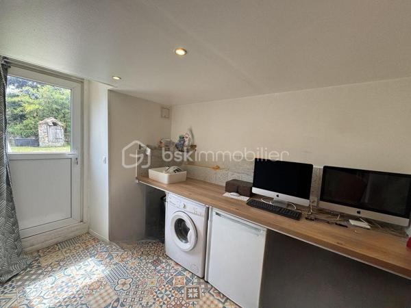 Découvrez cette maison de 122 m² habitable sur une parcelle de 421 m1 située sur la commune de Chauffry à 8 min de Coulommiers offrant un cadre de vie à la fois authentique et confortable. Située dans un environnement agréable, cette demeure propose cinq pièces lumineuses et généreusement dimensionnées, avec un agencement idéal pour ceux qui aspirent à l'espace et au confort.

Au rez-de-chaussée vous serez accueilli par une grande cuisine équipée aménagée d'environ 23 m2 avec dans son prolongement un salon de 18 m2 et son poêle à bois.
Un chaufferie, une buanderie, un WC,  ainsi qu'un bureau complète ce RDC idéal pour le télé-travail

L'étage un couloir dessert une chambre avec sa cabine de douche et un lavabo d'environ 15 m2, une 2ième chambre d'environ 10 m2, une suite parentale avec sa salle d'eau et WC d'environ 20 m2 et une pièce pouvant servir de dressing, bureau ou 4ième chambre d'environ 11 m2. Pour compléter cet étage une salle de bain avec baignoire à finir d'aménager

À l'extérieur, profitez d'un charmant jardin avec terrasse sur un terrain de 420 m², idéal pour les repas d'été, les moments de détente ou les jeux des enfants. 
Plusieurs places de stationnement avec un abri pour le bois viennent compléter ce bien. Un cadre de vie agréable, alliant confort, fonctionnalité et convivialité.

Situation géographique :
- Arrêt bus à 80m avec ramassage scolaire
- Ecole élémentaire à 600m
- Arrêt de bus à 600m pour la Gare de Coulommiers en 12 min
Ligne P direction Paris Gare de l'Est / Bus direction Chessy Marne la Vallée RER A 

Vous serez séduit par l'emplacement au calme mais avantageux non loin de toutes commodités – commerces, écoles, et services sont à votre portée.

Cette maison est idéale pour ceux qui recherchent un bien à la fois spacieux et à forte personnalité, pour accueillir famille et amis dans un cadre unique. 
N'hésitez pas, ce bijou du passé et du présent vous attend pour écrire son futur. Contactez Stephanie VISINI pour une visite privée !