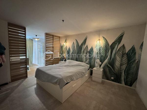 Découvrez cette maison de 122 m² habitable sur une parcelle de 421 m1 située sur la commune de Chauffry à 8 min de Coulommiers offrant un cadre de vie à la fois authentique et confortable. Située dans un environnement agréable, cette demeure propose cinq pièces lumineuses et généreusement dimensionnées, avec un agencement idéal pour ceux qui aspirent à l'espace et au confort.

Au rez-de-chaussée vous serez accueilli par une grande cuisine équipée aménagée d'environ 23 m2 avec dans son prolongement un salon de 18 m2 et son poêle à bois.
Un chaufferie, une buanderie, un WC,  ainsi qu'un bureau complète ce RDC idéal pour le télé-travail

L'étage un couloir dessert une chambre avec sa cabine de douche et un lavabo d'environ 15 m2, une 2ième chambre d'environ 10 m2, une suite parentale avec sa salle d'eau et WC d'environ 20 m2 et une pièce pouvant servir de dressing, bureau ou 4ième chambre d'environ 11 m2. Pour compléter cet étage une salle de bain avec baignoire à finir d'aménager

À l'extérieur, profitez d'un charmant jardin avec terrasse sur un terrain de 420 m², idéal pour les repas d'été, les moments de détente ou les jeux des enfants. 
Plusieurs places de stationnement avec un abri pour le bois viennent compléter ce bien. Un cadre de vie agréable, alliant confort, fonctionnalité et convivialité.

Situation géographique :
- Arrêt bus à 80m avec ramassage scolaire
- Ecole élémentaire à 600m
- Arrêt de bus à 600m pour la Gare de Coulommiers en 12 min
Ligne P direction Paris Gare de l'Est / Bus direction Chessy Marne la Vallée RER A 

Vous serez séduit par l'emplacement au calme mais avantageux non loin de toutes commodités – commerces, écoles, et services sont à votre portée.

Cette maison est idéale pour ceux qui recherchent un bien à la fois spacieux et à forte personnalité, pour accueillir famille et amis dans un cadre unique. 
N'hésitez pas, ce bijou du passé et du présent vous attend pour écrire son futur. Contactez Stephanie VISINI pour une visite privée !