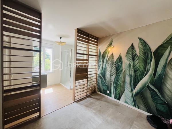 Découvrez cette maison de 122 m² habitable sur une parcelle de 421 m1 située sur la commune de Chauffry à 8 min de Coulommiers offrant un cadre de vie à la fois authentique et confortable. Située dans un environnement agréable, cette demeure propose cinq pièces lumineuses et généreusement dimensionnées, avec un agencement idéal pour ceux qui aspirent à l'espace et au confort.

Au rez-de-chaussée vous serez accueilli par une grande cuisine équipée aménagée d'environ 23 m2 avec dans son prolongement un salon de 18 m2 et son poêle à bois.
Un chaufferie, une buanderie, un WC,  ainsi qu'un bureau complète ce RDC idéal pour le télé-travail

L'étage un couloir dessert une chambre avec sa cabine de douche et un lavabo d'environ 15 m2, une 2ième chambre d'environ 10 m2, une suite parentale avec sa salle d'eau et WC d'environ 20 m2 et une pièce pouvant servir de dressing, bureau ou 4ième chambre d'environ 11 m2. Pour compléter cet étage une salle de bain avec baignoire à finir d'aménager

À l'extérieur, profitez d'un charmant jardin avec terrasse sur un terrain de 420 m², idéal pour les repas d'été, les moments de détente ou les jeux des enfants. 
Plusieurs places de stationnement avec un abri pour le bois viennent compléter ce bien. Un cadre de vie agréable, alliant confort, fonctionnalité et convivialité.

Situation géographique :
- Arrêt bus à 80m avec ramassage scolaire
- Ecole élémentaire à 600m
- Arrêt de bus à 600m pour la Gare de Coulommiers en 12 min
Ligne P direction Paris Gare de l'Est / Bus direction Chessy Marne la Vallée RER A 

Vous serez séduit par l'emplacement au calme mais avantageux non loin de toutes commodités – commerces, écoles, et services sont à votre portée.

Cette maison est idéale pour ceux qui recherchent un bien à la fois spacieux et à forte personnalité, pour accueillir famille et amis dans un cadre unique. 
N'hésitez pas, ce bijou du passé et du présent vous attend pour écrire son futur. Contactez Stephanie VISINI pour une visite privée !