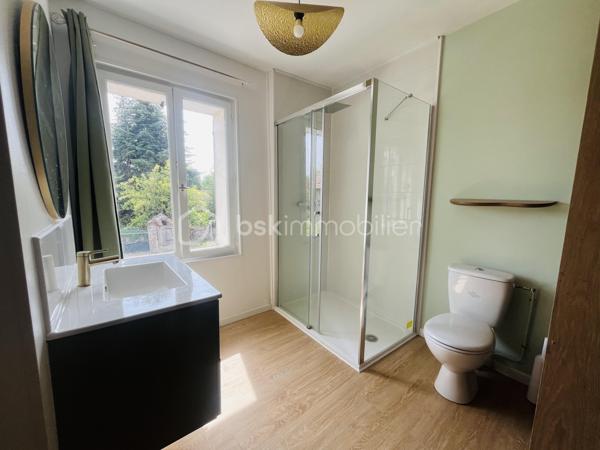 Découvrez cette maison de 122 m² habitable sur une parcelle de 421 m1 située sur la commune de Chauffry à 8 min de Coulommiers offrant un cadre de vie à la fois authentique et confortable. Située dans un environnement agréable, cette demeure propose cinq pièces lumineuses et généreusement dimensionnées, avec un agencement idéal pour ceux qui aspirent à l'espace et au confort.

Au rez-de-chaussée vous serez accueilli par une grande cuisine équipée aménagée d'environ 23 m2 avec dans son prolongement un salon de 18 m2 et son poêle à bois.
Un chaufferie, une buanderie, un WC,  ainsi qu'un bureau complète ce RDC idéal pour le télé-travail

L'étage un couloir dessert une chambre avec sa cabine de douche et un lavabo d'environ 15 m2, une 2ième chambre d'environ 10 m2, une suite parentale avec sa salle d'eau et WC d'environ 20 m2 et une pièce pouvant servir de dressing, bureau ou 4ième chambre d'environ 11 m2. Pour compléter cet étage une salle de bain avec baignoire à finir d'aménager

À l'extérieur, profitez d'un charmant jardin avec terrasse sur un terrain de 420 m², idéal pour les repas d'été, les moments de détente ou les jeux des enfants. 
Plusieurs places de stationnement avec un abri pour le bois viennent compléter ce bien. Un cadre de vie agréable, alliant confort, fonctionnalité et convivialité.

Situation géographique :
- Arrêt bus à 80m avec ramassage scolaire
- Ecole élémentaire à 600m
- Arrêt de bus à 600m pour la Gare de Coulommiers en 12 min
Ligne P direction Paris Gare de l'Est / Bus direction Chessy Marne la Vallée RER A 

Vous serez séduit par l'emplacement au calme mais avantageux non loin de toutes commodités – commerces, écoles, et services sont à votre portée.

Cette maison est idéale pour ceux qui recherchent un bien à la fois spacieux et à forte personnalité, pour accueillir famille et amis dans un cadre unique. 
N'hésitez pas, ce bijou du passé et du présent vous attend pour écrire son futur. Contactez Stephanie VISINI pour une visite privée !