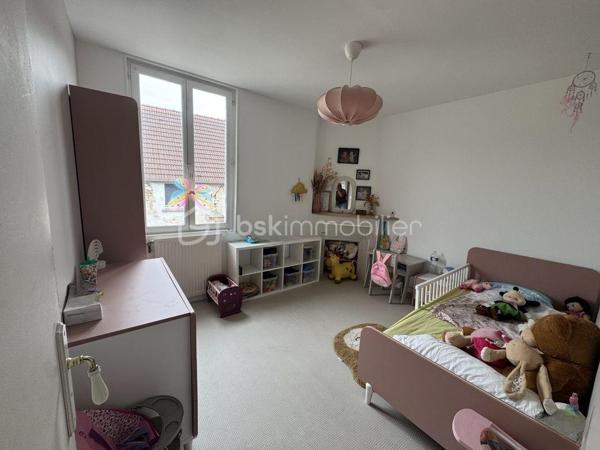 Découvrez cette maison de 122 m² habitable sur une parcelle de 421 m1 située sur la commune de Chauffry à 8 min de Coulommiers offrant un cadre de vie à la fois authentique et confortable. Située dans un environnement agréable, cette demeure propose cinq pièces lumineuses et généreusement dimensionnées, avec un agencement idéal pour ceux qui aspirent à l'espace et au confort.

Au rez-de-chaussée vous serez accueilli par une grande cuisine équipée aménagée d'environ 23 m2 avec dans son prolongement un salon de 18 m2 et son poêle à bois.
Un chaufferie, une buanderie, un WC,  ainsi qu'un bureau complète ce RDC idéal pour le télé-travail

L'étage un couloir dessert une chambre avec sa cabine de douche et un lavabo d'environ 15 m2, une 2ième chambre d'environ 10 m2, une suite parentale avec sa salle d'eau et WC d'environ 20 m2 et une pièce pouvant servir de dressing, bureau ou 4ième chambre d'environ 11 m2. Pour compléter cet étage une salle de bain avec baignoire à finir d'aménager

À l'extérieur, profitez d'un charmant jardin avec terrasse sur un terrain de 420 m², idéal pour les repas d'été, les moments de détente ou les jeux des enfants. 
Plusieurs places de stationnement avec un abri pour le bois viennent compléter ce bien. Un cadre de vie agréable, alliant confort, fonctionnalité et convivialité.

Situation géographique :
- Arrêt bus à 80m avec ramassage scolaire
- Ecole élémentaire à 600m
- Arrêt de bus à 600m pour la Gare de Coulommiers en 12 min
Ligne P direction Paris Gare de l'Est / Bus direction Chessy Marne la Vallée RER A 

Vous serez séduit par l'emplacement au calme mais avantageux non loin de toutes commodités – commerces, écoles, et services sont à votre portée.

Cette maison est idéale pour ceux qui recherchent un bien à la fois spacieux et à forte personnalité, pour accueillir famille et amis dans un cadre unique. 
N'hésitez pas, ce bijou du passé et du présent vous attend pour écrire son futur. Contactez Stephanie VISINI pour une visite privée !
