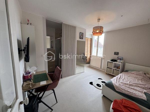 Découvrez cette maison de 122 m² habitable sur une parcelle de 421 m1 située sur la commune de Chauffry à 8 min de Coulommiers offrant un cadre de vie à la fois authentique et confortable. Située dans un environnement agréable, cette demeure propose cinq pièces lumineuses et généreusement dimensionnées, avec un agencement idéal pour ceux qui aspirent à l'espace et au confort.

Au rez-de-chaussée vous serez accueilli par une grande cuisine équipée aménagée d'environ 23 m2 avec dans son prolongement un salon de 18 m2 et son poêle à bois.
Un chaufferie, une buanderie, un WC,  ainsi qu'un bureau complète ce RDC idéal pour le télé-travail

L'étage un couloir dessert une chambre avec sa cabine de douche et un lavabo d'environ 15 m2, une 2ième chambre d'environ 10 m2, une suite parentale avec sa salle d'eau et WC d'environ 20 m2 et une pièce pouvant servir de dressing, bureau ou 4ième chambre d'environ 11 m2. Pour compléter cet étage une salle de bain avec baignoire à finir d'aménager

À l'extérieur, profitez d'un charmant jardin avec terrasse sur un terrain de 420 m², idéal pour les repas d'été, les moments de détente ou les jeux des enfants. 
Plusieurs places de stationnement avec un abri pour le bois viennent compléter ce bien. Un cadre de vie agréable, alliant confort, fonctionnalité et convivialité.

Situation géographique :
- Arrêt bus à 80m avec ramassage scolaire
- Ecole élémentaire à 600m
- Arrêt de bus à 600m pour la Gare de Coulommiers en 12 min
Ligne P direction Paris Gare de l'Est / Bus direction Chessy Marne la Vallée RER A 

Vous serez séduit par l'emplacement au calme mais avantageux non loin de toutes commodités – commerces, écoles, et services sont à votre portée.

Cette maison est idéale pour ceux qui recherchent un bien à la fois spacieux et à forte personnalité, pour accueillir famille et amis dans un cadre unique. 
N'hésitez pas, ce bijou du passé et du présent vous attend pour écrire son futur. Contactez Stephanie VISINI pour une visite privée !