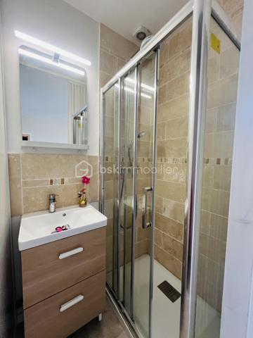 Découvrez cette maison de 122 m² habitable sur une parcelle de 421 m1 située sur la commune de Chauffry à 8 min de Coulommiers offrant un cadre de vie à la fois authentique et confortable. Située dans un environnement agréable, cette demeure propose cinq pièces lumineuses et généreusement dimensionnées, avec un agencement idéal pour ceux qui aspirent à l'espace et au confort.

Au rez-de-chaussée vous serez accueilli par une grande cuisine équipée aménagée d'environ 23 m2 avec dans son prolongement un salon de 18 m2 et son poêle à bois.
Un chaufferie, une buanderie, un WC,  ainsi qu'un bureau complète ce RDC idéal pour le télé-travail

L'étage un couloir dessert une chambre avec sa cabine de douche et un lavabo d'environ 15 m2, une 2ième chambre d'environ 10 m2, une suite parentale avec sa salle d'eau et WC d'environ 20 m2 et une pièce pouvant servir de dressing, bureau ou 4ième chambre d'environ 11 m2. Pour compléter cet étage une salle de bain avec baignoire à finir d'aménager

À l'extérieur, profitez d'un charmant jardin avec terrasse sur un terrain de 420 m², idéal pour les repas d'été, les moments de détente ou les jeux des enfants. 
Plusieurs places de stationnement avec un abri pour le bois viennent compléter ce bien. Un cadre de vie agréable, alliant confort, fonctionnalité et convivialité.

Situation géographique :
- Arrêt bus à 80m avec ramassage scolaire
- Ecole élémentaire à 600m
- Arrêt de bus à 600m pour la Gare de Coulommiers en 12 min
Ligne P direction Paris Gare de l'Est / Bus direction Chessy Marne la Vallée RER A 

Vous serez séduit par l'emplacement au calme mais avantageux non loin de toutes commodités – commerces, écoles, et services sont à votre portée.

Cette maison est idéale pour ceux qui recherchent un bien à la fois spacieux et à forte personnalité, pour accueillir famille et amis dans un cadre unique. 
N'hésitez pas, ce bijou du passé et du présent vous attend pour écrire son futur. Contactez Stephanie VISINI pour une visite privée !