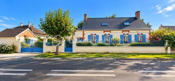 ✨ Charme, espace et tranquillité !

Venez découvrir cette belle longère saine et entretenue, située à Saint-Aignan-le-Jaillard, dans un environnement calme, verdoyant et agréable, idéal pour profiter de la tranquillité de la campagne tout en restant à seulement 5 minutes de Sully-sur-Loire et de ses commodités.

Implantée sur un magnifique parc aménagé de 2 550 m², plat, entièrement clos et sans aucun vis-à-vis, cette propriété offre un cadre de vie privilégié où calme et espace sont au rendez-vous.

Dès l’entrée, vous découvrirez une spacieuse pièce de vie composée d’un grand salon-séjour ouvert sur une cuisine aménagée et équipée, offrant un espace chaleureux et convivial.

Le rez-de-chaussée comprend également une arrière-cuisine pouvant être transformée en chambre, bureau ou pièce supplémentaire selon vos besoins, ainsi qu’une salle d’eau avec WC.

♿ La maison bénéficie également d’un accès PMR (personnes à mobilité réduite), un véritable atout pour faciliter l’accessibilité au quotidien.

À l’étage, l’espace nuit propose deux belles chambres, dont une restant simplement à finaliser par la pose de plaques de plâtre.

Côté confort et entretien, la maison bénéficie de menuiseries bois avec double vitrage récent, de volets roulants électriques solaires, d’une installation électrique aux normes et est raccordée au tout-à-l’égout. La toiture a également été nettoyée par drone.

🌳 UN EXTÉRIEUR QUI FAIT TOUTE LA DIFFÉRENCE

Le véritable atout de cette propriété : son superbe parc aménagé de 3 000 m², plat, entièrement clos et totalement sans vis-à-vis. Un véritable écrin de verdure pour profiter du calme, recevoir famille et amis, jardiner, créer différents espaces de détente ou accueillir des animaux.

La propriété dispose également d’un garage. Attenantes à la maison, une réserve, pratique pour le stockage, ainsi que des clapiers à lapins complètent l’ensemble.

Vous trouverez également un poulailler ainsi qu’une caravane pouvant servir de chambre d’amis, idéale pour accueillir famille ou amis.

❤️ LES POINTS FORTS : Maison saine et entretenue, Longère pleine de charme, Parc aménagé de 2 550 m², plat et entièrement clos, Aucun vis-à-vis, À seulement 5 minutes de Sully-sur-Loire, Accès PMR, Raccordement au tout-à-l’égout, Réserve attenante, Garage, Menuiseries bois avec double vitrage récent, Volets roulants électriques solaires, Installation électrique aux normes, Possibilité d’aménager une chambre au rez-de-chaussée, Poulailler et clapier à lapins, Caravane pouvant servir de chambre d’amis, Toiture nettoyée par drone, ...

✨ Une propriété où il fait bon vivre, réunissant le charme authentique de la longère, le confort, un environnement préservé et un extérieur exceptionnel aux portes de Sully-sur-Loire.

📞 À découvrir rapidement ! Une visite vous permettra d’apprécier pleinement le charme, l’entretien et le cadre de vie qu’offre cette propriété.

📞 UN PROJET IMMOBILIER ? JE VOUS ACCOMPAGNE DE A À Z !

De la première visite jusqu’à la signature de l’acte authentique chez le notaire, je vous accompagne à chaque étape de votre acquisition avec écoute, disponibilité et professionnalisme.
Conseils, financement, démarches administratives et suivi de votre dossier : je reste à vos côtés pour vous permettre de concrétiser votre projet immobilier en toute confiance et sérénité.

✨ Cette longère pourrait bien devenir votre prochain coup de cœur ! Contactez-moi dès maintenant pour organiser une visite et découvrir tout son potentiel.