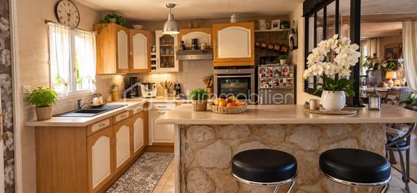✨ Charme, espace et tranquillité !

Venez découvrir cette belle longère saine et entretenue, située à Saint-Aignan-le-Jaillard, dans un environnement calme, verdoyant et agréable, idéal pour profiter de la tranquillité de la campagne tout en restant à seulement 5 minutes de Sully-sur-Loire et de ses commodités.

Implantée sur un magnifique parc aménagé de 2 550 m², plat, entièrement clos et sans aucun vis-à-vis, cette propriété offre un cadre de vie privilégié où calme et espace sont au rendez-vous.

Dès l’entrée, vous découvrirez une spacieuse pièce de vie composée d’un grand salon-séjour ouvert sur une cuisine aménagée et équipée, offrant un espace chaleureux et convivial.

Le rez-de-chaussée comprend également une arrière-cuisine pouvant être transformée en chambre, bureau ou pièce supplémentaire selon vos besoins, ainsi qu’une salle d’eau avec WC.

♿ La maison bénéficie également d’un accès PMR (personnes à mobilité réduite), un véritable atout pour faciliter l’accessibilité au quotidien.

À l’étage, l’espace nuit propose deux belles chambres, dont une restant simplement à finaliser par la pose de plaques de plâtre.

Côté confort et entretien, la maison bénéficie de menuiseries bois avec double vitrage récent, de volets roulants électriques solaires, d’une installation électrique aux normes et est raccordée au tout-à-l’égout. La toiture a également été nettoyée par drone.

🌳 UN EXTÉRIEUR QUI FAIT TOUTE LA DIFFÉRENCE

Le véritable atout de cette propriété : son superbe parc aménagé de 3 000 m², plat, entièrement clos et totalement sans vis-à-vis. Un véritable écrin de verdure pour profiter du calme, recevoir famille et amis, jardiner, créer différents espaces de détente ou accueillir des animaux.

La propriété dispose également d’un garage. Attenantes à la maison, une réserve, pratique pour le stockage, ainsi que des clapiers à lapins complètent l’ensemble.

Vous trouverez également un poulailler ainsi qu’une caravane pouvant servir de chambre d’amis, idéale pour accueillir famille ou amis.

❤️ LES POINTS FORTS : Maison saine et entretenue, Longère pleine de charme, Parc aménagé de 2 550 m², plat et entièrement clos, Aucun vis-à-vis, À seulement 5 minutes de Sully-sur-Loire, Accès PMR, Raccordement au tout-à-l’égout, Réserve attenante, Garage, Menuiseries bois avec double vitrage récent, Volets roulants électriques solaires, Installation électrique aux normes, Possibilité d’aménager une chambre au rez-de-chaussée, Poulailler et clapier à lapins, Caravane pouvant servir de chambre d’amis, Toiture nettoyée par drone, ...

✨ Une propriété où il fait bon vivre, réunissant le charme authentique de la longère, le confort, un environnement préservé et un extérieur exceptionnel aux portes de Sully-sur-Loire.

📞 À découvrir rapidement ! Une visite vous permettra d’apprécier pleinement le charme, l’entretien et le cadre de vie qu’offre cette propriété.

📞 UN PROJET IMMOBILIER ? JE VOUS ACCOMPAGNE DE A À Z !

De la première visite jusqu’à la signature de l’acte authentique chez le notaire, je vous accompagne à chaque étape de votre acquisition avec écoute, disponibilité et professionnalisme.
Conseils, financement, démarches administratives et suivi de votre dossier : je reste à vos côtés pour vous permettre de concrétiser votre projet immobilier en toute confiance et sérénité.

✨ Cette longère pourrait bien devenir votre prochain coup de cœur ! Contactez-moi dès maintenant pour organiser une visite et découvrir tout son potentiel.