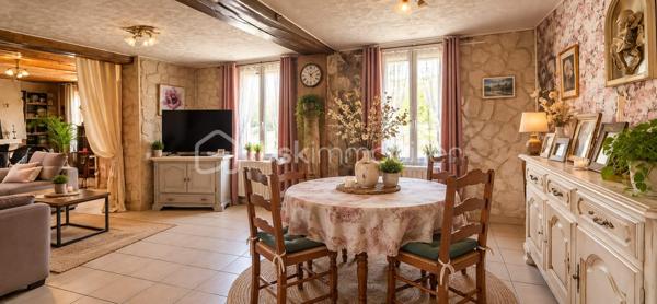✨ Charme, espace et tranquillité !

Venez découvrir cette belle longère saine et entretenue, située à Saint-Aignan-le-Jaillard, dans un environnement calme, verdoyant et agréable, idéal pour profiter de la tranquillité de la campagne tout en restant à seulement 5 minutes de Sully-sur-Loire et de ses commodités.

Implantée sur un magnifique parc aménagé de 2 550 m², plat, entièrement clos et sans aucun vis-à-vis, cette propriété offre un cadre de vie privilégié où calme et espace sont au rendez-vous.

Dès l’entrée, vous découvrirez une spacieuse pièce de vie composée d’un grand salon-séjour ouvert sur une cuisine aménagée et équipée, offrant un espace chaleureux et convivial.

Le rez-de-chaussée comprend également une arrière-cuisine pouvant être transformée en chambre, bureau ou pièce supplémentaire selon vos besoins, ainsi qu’une salle d’eau avec WC.

♿ La maison bénéficie également d’un accès PMR (personnes à mobilité réduite), un véritable atout pour faciliter l’accessibilité au quotidien.

À l’étage, l’espace nuit propose deux belles chambres, dont une restant simplement à finaliser par la pose de plaques de plâtre.

Côté confort et entretien, la maison bénéficie de menuiseries bois avec double vitrage récent, de volets roulants électriques solaires, d’une installation électrique aux normes et est raccordée au tout-à-l’égout. La toiture a également été nettoyée par drone.

🌳 UN EXTÉRIEUR QUI FAIT TOUTE LA DIFFÉRENCE

Le véritable atout de cette propriété : son superbe parc aménagé de 3 000 m², plat, entièrement clos et totalement sans vis-à-vis. Un véritable écrin de verdure pour profiter du calme, recevoir famille et amis, jardiner, créer différents espaces de détente ou accueillir des animaux.

La propriété dispose également d’un garage. Attenantes à la maison, une réserve, pratique pour le stockage, ainsi que des clapiers à lapins complètent l’ensemble.

Vous trouverez également un poulailler ainsi qu’une caravane pouvant servir de chambre d’amis, idéale pour accueillir famille ou amis.

❤️ LES POINTS FORTS : Maison saine et entretenue, Longère pleine de charme, Parc aménagé de 2 550 m², plat et entièrement clos, Aucun vis-à-vis, À seulement 5 minutes de Sully-sur-Loire, Accès PMR, Raccordement au tout-à-l’égout, Réserve attenante, Garage, Menuiseries bois avec double vitrage récent, Volets roulants électriques solaires, Installation électrique aux normes, Possibilité d’aménager une chambre au rez-de-chaussée, Poulailler et clapier à lapins, Caravane pouvant servir de chambre d’amis, Toiture nettoyée par drone, ...

✨ Une propriété où il fait bon vivre, réunissant le charme authentique de la longère, le confort, un environnement préservé et un extérieur exceptionnel aux portes de Sully-sur-Loire.

📞 À découvrir rapidement ! Une visite vous permettra d’apprécier pleinement le charme, l’entretien et le cadre de vie qu’offre cette propriété.

📞 UN PROJET IMMOBILIER ? JE VOUS ACCOMPAGNE DE A À Z !

De la première visite jusqu’à la signature de l’acte authentique chez le notaire, je vous accompagne à chaque étape de votre acquisition avec écoute, disponibilité et professionnalisme.
Conseils, financement, démarches administratives et suivi de votre dossier : je reste à vos côtés pour vous permettre de concrétiser votre projet immobilier en toute confiance et sérénité.

✨ Cette longère pourrait bien devenir votre prochain coup de cœur ! Contactez-moi dès maintenant pour organiser une visite et découvrir tout son potentiel.