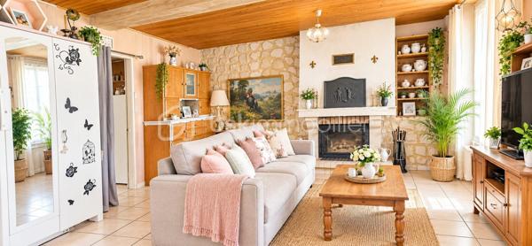 ✨ Charme, espace et tranquillité !

Venez découvrir cette belle longère saine et entretenue, située à Saint-Aignan-le-Jaillard, dans un environnement calme, verdoyant et agréable, idéal pour profiter de la tranquillité de la campagne tout en restant à seulement 5 minutes de Sully-sur-Loire et de ses commodités.

Implantée sur un magnifique parc aménagé de 2 550 m², plat, entièrement clos et sans aucun vis-à-vis, cette propriété offre un cadre de vie privilégié où calme et espace sont au rendez-vous.

Dès l’entrée, vous découvrirez une spacieuse pièce de vie composée d’un grand salon-séjour ouvert sur une cuisine aménagée et équipée, offrant un espace chaleureux et convivial.

Le rez-de-chaussée comprend également une arrière-cuisine pouvant être transformée en chambre, bureau ou pièce supplémentaire selon vos besoins, ainsi qu’une salle d’eau avec WC.

♿ La maison bénéficie également d’un accès PMR (personnes à mobilité réduite), un véritable atout pour faciliter l’accessibilité au quotidien.

À l’étage, l’espace nuit propose deux belles chambres, dont une restant simplement à finaliser par la pose de plaques de plâtre.

Côté confort et entretien, la maison bénéficie de menuiseries bois avec double vitrage récent, de volets roulants électriques solaires, d’une installation électrique aux normes et est raccordée au tout-à-l’égout. La toiture a également été nettoyée par drone.

🌳 UN EXTÉRIEUR QUI FAIT TOUTE LA DIFFÉRENCE

Le véritable atout de cette propriété : son superbe parc aménagé de 3 000 m², plat, entièrement clos et totalement sans vis-à-vis. Un véritable écrin de verdure pour profiter du calme, recevoir famille et amis, jardiner, créer différents espaces de détente ou accueillir des animaux.

La propriété dispose également d’un garage. Attenantes à la maison, une réserve, pratique pour le stockage, ainsi que des clapiers à lapins complètent l’ensemble.

Vous trouverez également un poulailler ainsi qu’une caravane pouvant servir de chambre d’amis, idéale pour accueillir famille ou amis.

❤️ LES POINTS FORTS : Maison saine et entretenue, Longère pleine de charme, Parc aménagé de 2 550 m², plat et entièrement clos, Aucun vis-à-vis, À seulement 5 minutes de Sully-sur-Loire, Accès PMR, Raccordement au tout-à-l’égout, Réserve attenante, Garage, Menuiseries bois avec double vitrage récent, Volets roulants électriques solaires, Installation électrique aux normes, Possibilité d’aménager une chambre au rez-de-chaussée, Poulailler et clapier à lapins, Caravane pouvant servir de chambre d’amis, Toiture nettoyée par drone, ...

✨ Une propriété où il fait bon vivre, réunissant le charme authentique de la longère, le confort, un environnement préservé et un extérieur exceptionnel aux portes de Sully-sur-Loire.

📞 À découvrir rapidement ! Une visite vous permettra d’apprécier pleinement le charme, l’entretien et le cadre de vie qu’offre cette propriété.

📞 UN PROJET IMMOBILIER ? JE VOUS ACCOMPAGNE DE A À Z !

De la première visite jusqu’à la signature de l’acte authentique chez le notaire, je vous accompagne à chaque étape de votre acquisition avec écoute, disponibilité et professionnalisme.
Conseils, financement, démarches administratives et suivi de votre dossier : je reste à vos côtés pour vous permettre de concrétiser votre projet immobilier en toute confiance et sérénité.

✨ Cette longère pourrait bien devenir votre prochain coup de cœur ! Contactez-moi dès maintenant pour organiser une visite et découvrir tout son potentiel.