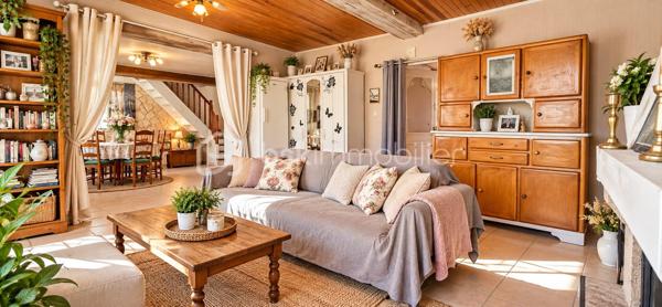✨ Charme, espace et tranquillité !

Venez découvrir cette belle longère saine et entretenue, située à Saint-Aignan-le-Jaillard, dans un environnement calme, verdoyant et agréable, idéal pour profiter de la tranquillité de la campagne tout en restant à seulement 5 minutes de Sully-sur-Loire et de ses commodités.

Implantée sur un magnifique parc aménagé de 2 550 m², plat, entièrement clos et sans aucun vis-à-vis, cette propriété offre un cadre de vie privilégié où calme et espace sont au rendez-vous.

Dès l’entrée, vous découvrirez une spacieuse pièce de vie composée d’un grand salon-séjour ouvert sur une cuisine aménagée et équipée, offrant un espace chaleureux et convivial.

Le rez-de-chaussée comprend également une arrière-cuisine pouvant être transformée en chambre, bureau ou pièce supplémentaire selon vos besoins, ainsi qu’une salle d’eau avec WC.

♿ La maison bénéficie également d’un accès PMR (personnes à mobilité réduite), un véritable atout pour faciliter l’accessibilité au quotidien.

À l’étage, l’espace nuit propose deux belles chambres, dont une restant simplement à finaliser par la pose de plaques de plâtre.

Côté confort et entretien, la maison bénéficie de menuiseries bois avec double vitrage récent, de volets roulants électriques solaires, d’une installation électrique aux normes et est raccordée au tout-à-l’égout. La toiture a également été nettoyée par drone.

🌳 UN EXTÉRIEUR QUI FAIT TOUTE LA DIFFÉRENCE

Le véritable atout de cette propriété : son superbe parc aménagé de 3 000 m², plat, entièrement clos et totalement sans vis-à-vis. Un véritable écrin de verdure pour profiter du calme, recevoir famille et amis, jardiner, créer différents espaces de détente ou accueillir des animaux.

La propriété dispose également d’un garage. Attenantes à la maison, une réserve, pratique pour le stockage, ainsi que des clapiers à lapins complètent l’ensemble.

Vous trouverez également un poulailler ainsi qu’une caravane pouvant servir de chambre d’amis, idéale pour accueillir famille ou amis.

❤️ LES POINTS FORTS : Maison saine et entretenue, Longère pleine de charme, Parc aménagé de 2 550 m², plat et entièrement clos, Aucun vis-à-vis, À seulement 5 minutes de Sully-sur-Loire, Accès PMR, Raccordement au tout-à-l’égout, Réserve attenante, Garage, Menuiseries bois avec double vitrage récent, Volets roulants électriques solaires, Installation électrique aux normes, Possibilité d’aménager une chambre au rez-de-chaussée, Poulailler et clapier à lapins, Caravane pouvant servir de chambre d’amis, Toiture nettoyée par drone, ...

✨ Une propriété où il fait bon vivre, réunissant le charme authentique de la longère, le confort, un environnement préservé et un extérieur exceptionnel aux portes de Sully-sur-Loire.

📞 À découvrir rapidement ! Une visite vous permettra d’apprécier pleinement le charme, l’entretien et le cadre de vie qu’offre cette propriété.

📞 UN PROJET IMMOBILIER ? JE VOUS ACCOMPAGNE DE A À Z !

De la première visite jusqu’à la signature de l’acte authentique chez le notaire, je vous accompagne à chaque étape de votre acquisition avec écoute, disponibilité et professionnalisme.
Conseils, financement, démarches administratives et suivi de votre dossier : je reste à vos côtés pour vous permettre de concrétiser votre projet immobilier en toute confiance et sérénité.

✨ Cette longère pourrait bien devenir votre prochain coup de cœur ! Contactez-moi dès maintenant pour organiser une visite et découvrir tout son potentiel.