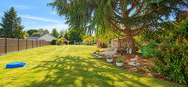 ✨ Charme, espace et tranquillité !

Venez découvrir cette belle longère saine et entretenue, située à Saint-Aignan-le-Jaillard, dans un environnement calme, verdoyant et agréable, idéal pour profiter de la tranquillité de la campagne tout en restant à seulement 5 minutes de Sully-sur-Loire et de ses commodités.

Implantée sur un magnifique parc aménagé de 2 550 m², plat, entièrement clos et sans aucun vis-à-vis, cette propriété offre un cadre de vie privilégié où calme et espace sont au rendez-vous.

Dès l’entrée, vous découvrirez une spacieuse pièce de vie composée d’un grand salon-séjour ouvert sur une cuisine aménagée et équipée, offrant un espace chaleureux et convivial.

Le rez-de-chaussée comprend également une arrière-cuisine pouvant être transformée en chambre, bureau ou pièce supplémentaire selon vos besoins, ainsi qu’une salle d’eau avec WC.

♿ La maison bénéficie également d’un accès PMR (personnes à mobilité réduite), un véritable atout pour faciliter l’accessibilité au quotidien.

À l’étage, l’espace nuit propose deux belles chambres, dont une restant simplement à finaliser par la pose de plaques de plâtre.

Côté confort et entretien, la maison bénéficie de menuiseries bois avec double vitrage récent, de volets roulants électriques solaires, d’une installation électrique aux normes et est raccordée au tout-à-l’égout. La toiture a également été nettoyée par drone.

🌳 UN EXTÉRIEUR QUI FAIT TOUTE LA DIFFÉRENCE

Le véritable atout de cette propriété : son superbe parc aménagé de 3 000 m², plat, entièrement clos et totalement sans vis-à-vis. Un véritable écrin de verdure pour profiter du calme, recevoir famille et amis, jardiner, créer différents espaces de détente ou accueillir des animaux.

La propriété dispose également d’un garage. Attenantes à la maison, une réserve, pratique pour le stockage, ainsi que des clapiers à lapins complètent l’ensemble.

Vous trouverez également un poulailler ainsi qu’une caravane pouvant servir de chambre d’amis, idéale pour accueillir famille ou amis.

❤️ LES POINTS FORTS : Maison saine et entretenue, Longère pleine de charme, Parc aménagé de 2 550 m², plat et entièrement clos, Aucun vis-à-vis, À seulement 5 minutes de Sully-sur-Loire, Accès PMR, Raccordement au tout-à-l’égout, Réserve attenante, Garage, Menuiseries bois avec double vitrage récent, Volets roulants électriques solaires, Installation électrique aux normes, Possibilité d’aménager une chambre au rez-de-chaussée, Poulailler et clapier à lapins, Caravane pouvant servir de chambre d’amis, Toiture nettoyée par drone, ...

✨ Une propriété où il fait bon vivre, réunissant le charme authentique de la longère, le confort, un environnement préservé et un extérieur exceptionnel aux portes de Sully-sur-Loire.

📞 À découvrir rapidement ! Une visite vous permettra d’apprécier pleinement le charme, l’entretien et le cadre de vie qu’offre cette propriété.

📞 UN PROJET IMMOBILIER ? JE VOUS ACCOMPAGNE DE A À Z !

De la première visite jusqu’à la signature de l’acte authentique chez le notaire, je vous accompagne à chaque étape de votre acquisition avec écoute, disponibilité et professionnalisme.
Conseils, financement, démarches administratives et suivi de votre dossier : je reste à vos côtés pour vous permettre de concrétiser votre projet immobilier en toute confiance et sérénité.

✨ Cette longère pourrait bien devenir votre prochain coup de cœur ! Contactez-moi dès maintenant pour organiser une visite et découvrir tout son potentiel.