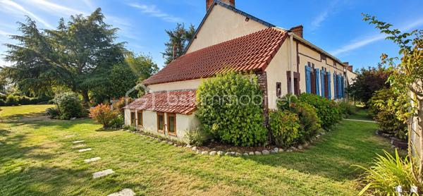 ✨ Charme, espace et tranquillité !

Venez découvrir cette belle longère saine et entretenue, située à Saint-Aignan-le-Jaillard, dans un environnement calme, verdoyant et agréable, idéal pour profiter de la tranquillité de la campagne tout en restant à seulement 5 minutes de Sully-sur-Loire et de ses commodités.

Implantée sur un magnifique parc aménagé de 2 550 m², plat, entièrement clos et sans aucun vis-à-vis, cette propriété offre un cadre de vie privilégié où calme et espace sont au rendez-vous.

Dès l’entrée, vous découvrirez une spacieuse pièce de vie composée d’un grand salon-séjour ouvert sur une cuisine aménagée et équipée, offrant un espace chaleureux et convivial.

Le rez-de-chaussée comprend également une arrière-cuisine pouvant être transformée en chambre, bureau ou pièce supplémentaire selon vos besoins, ainsi qu’une salle d’eau avec WC.

♿ La maison bénéficie également d’un accès PMR (personnes à mobilité réduite), un véritable atout pour faciliter l’accessibilité au quotidien.

À l’étage, l’espace nuit propose deux belles chambres, dont une restant simplement à finaliser par la pose de plaques de plâtre.

Côté confort et entretien, la maison bénéficie de menuiseries bois avec double vitrage récent, de volets roulants électriques solaires, d’une installation électrique aux normes et est raccordée au tout-à-l’égout. La toiture a également été nettoyée par drone.

🌳 UN EXTÉRIEUR QUI FAIT TOUTE LA DIFFÉRENCE

Le véritable atout de cette propriété : son superbe parc aménagé de 3 000 m², plat, entièrement clos et totalement sans vis-à-vis. Un véritable écrin de verdure pour profiter du calme, recevoir famille et amis, jardiner, créer différents espaces de détente ou accueillir des animaux.

La propriété dispose également d’un garage. Attenantes à la maison, une réserve, pratique pour le stockage, ainsi que des clapiers à lapins complètent l’ensemble.

Vous trouverez également un poulailler ainsi qu’une caravane pouvant servir de chambre d’amis, idéale pour accueillir famille ou amis.

❤️ LES POINTS FORTS : Maison saine et entretenue, Longère pleine de charme, Parc aménagé de 2 550 m², plat et entièrement clos, Aucun vis-à-vis, À seulement 5 minutes de Sully-sur-Loire, Accès PMR, Raccordement au tout-à-l’égout, Réserve attenante, Garage, Menuiseries bois avec double vitrage récent, Volets roulants électriques solaires, Installation électrique aux normes, Possibilité d’aménager une chambre au rez-de-chaussée, Poulailler et clapier à lapins, Caravane pouvant servir de chambre d’amis, Toiture nettoyée par drone, ...

✨ Une propriété où il fait bon vivre, réunissant le charme authentique de la longère, le confort, un environnement préservé et un extérieur exceptionnel aux portes de Sully-sur-Loire.

📞 À découvrir rapidement ! Une visite vous permettra d’apprécier pleinement le charme, l’entretien et le cadre de vie qu’offre cette propriété.

📞 UN PROJET IMMOBILIER ? JE VOUS ACCOMPAGNE DE A À Z !

De la première visite jusqu’à la signature de l’acte authentique chez le notaire, je vous accompagne à chaque étape de votre acquisition avec écoute, disponibilité et professionnalisme.
Conseils, financement, démarches administratives et suivi de votre dossier : je reste à vos côtés pour vous permettre de concrétiser votre projet immobilier en toute confiance et sérénité.

✨ Cette longère pourrait bien devenir votre prochain coup de cœur ! Contactez-moi dès maintenant pour organiser une visite et découvrir tout son potentiel.
